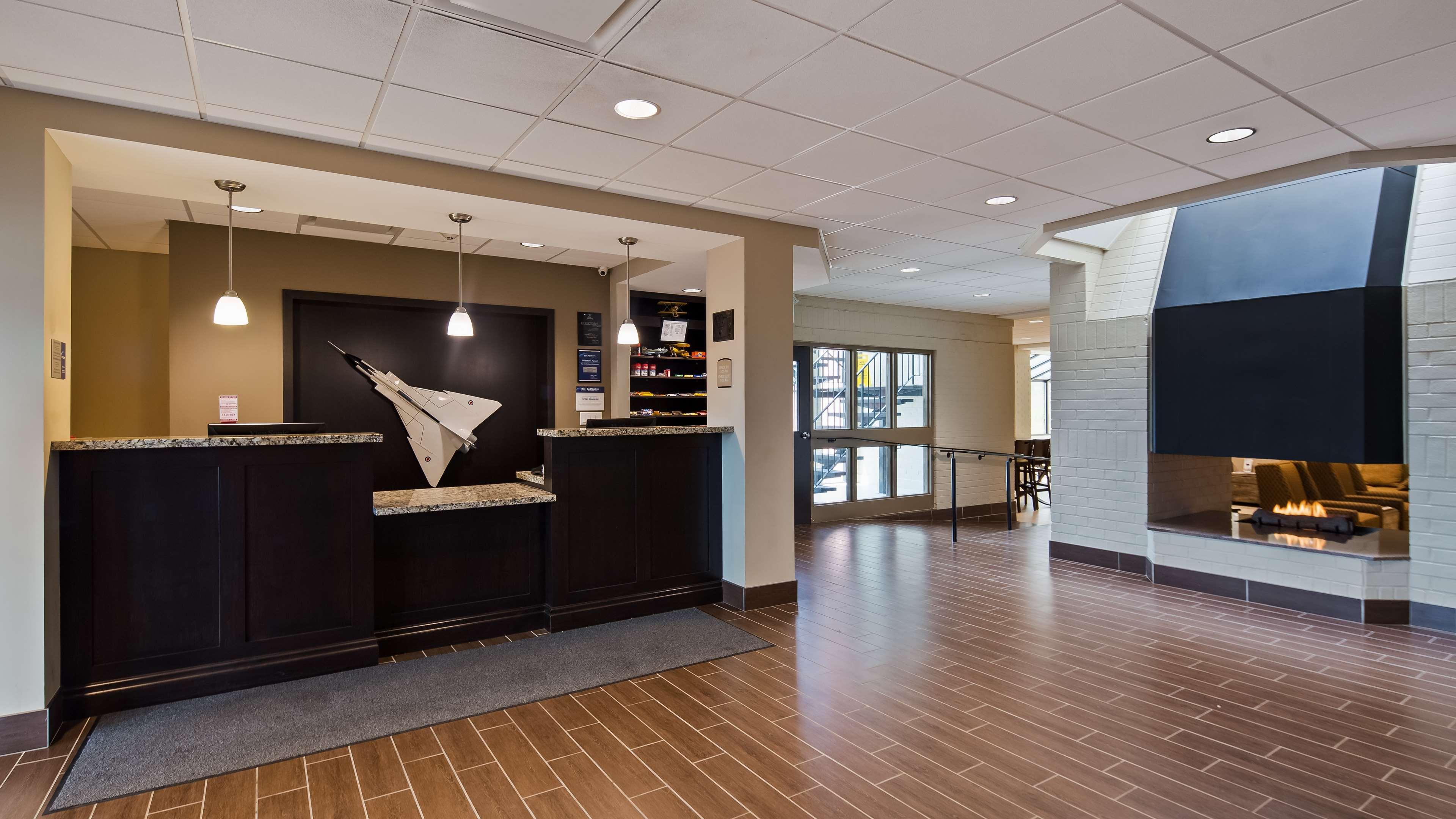 Best Western London Airport Inn & Suites Exterior photo