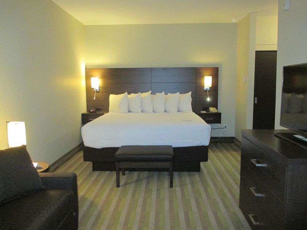 Best Western London Airport Inn & Suites Room photo