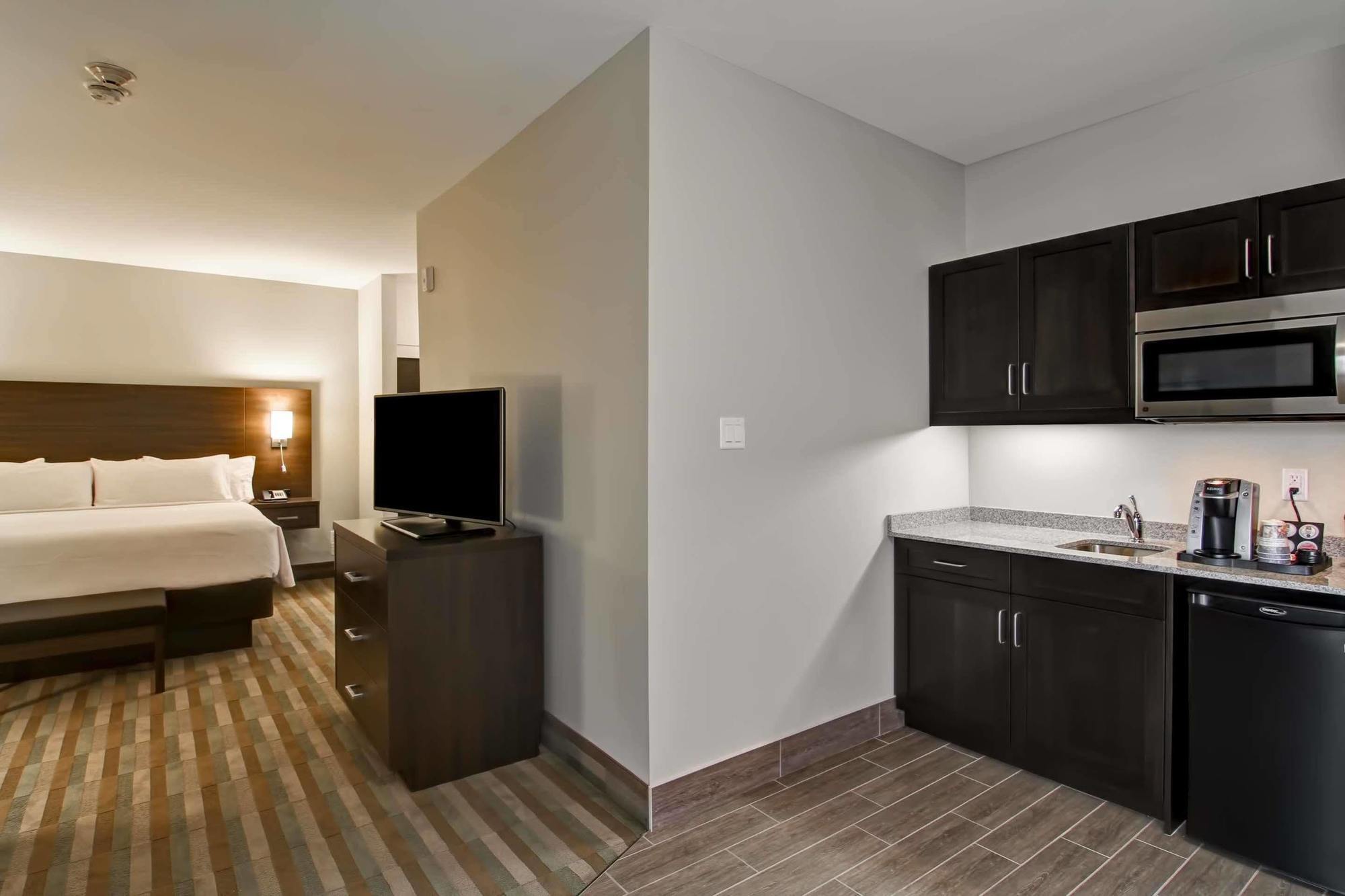 Best Western London Airport Inn & Suites Exterior photo